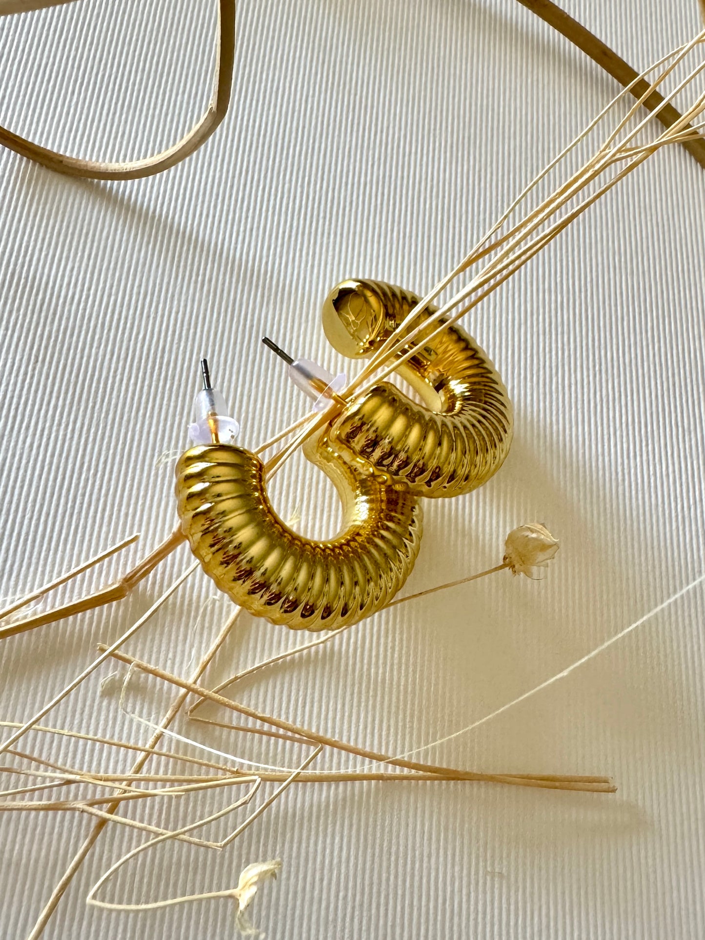 Argolas trabalhadas douradas
