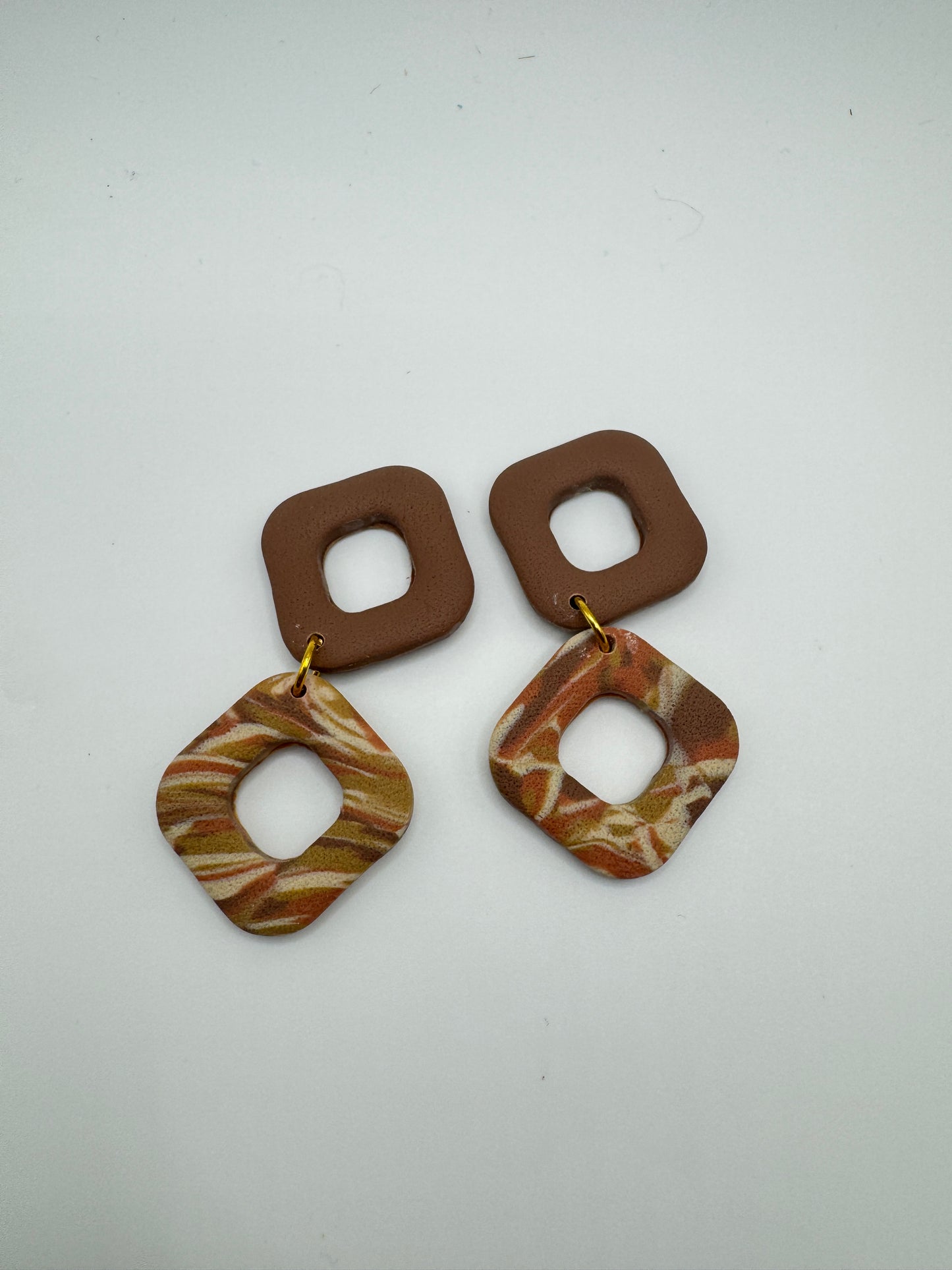 Brincos quadrados abertos castanho
