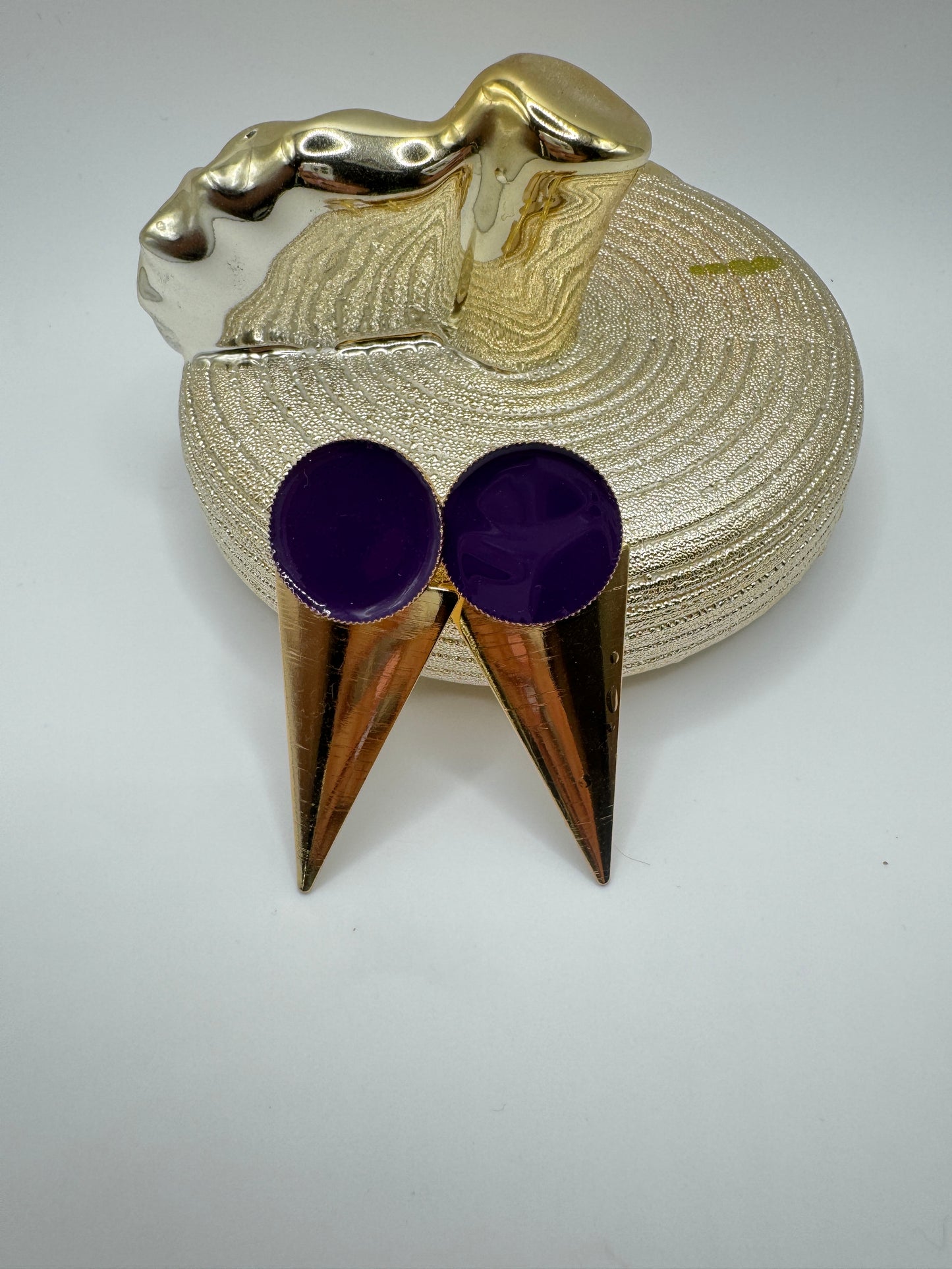 Brinco Triângulo Invertido Roxo