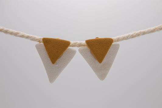 Latte Pearl com duas peças em forma triangular.