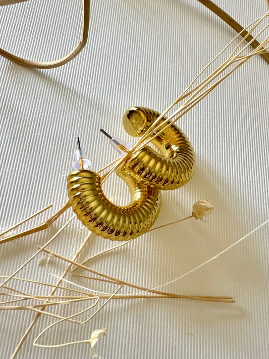 Argolas trabalhadas douradas